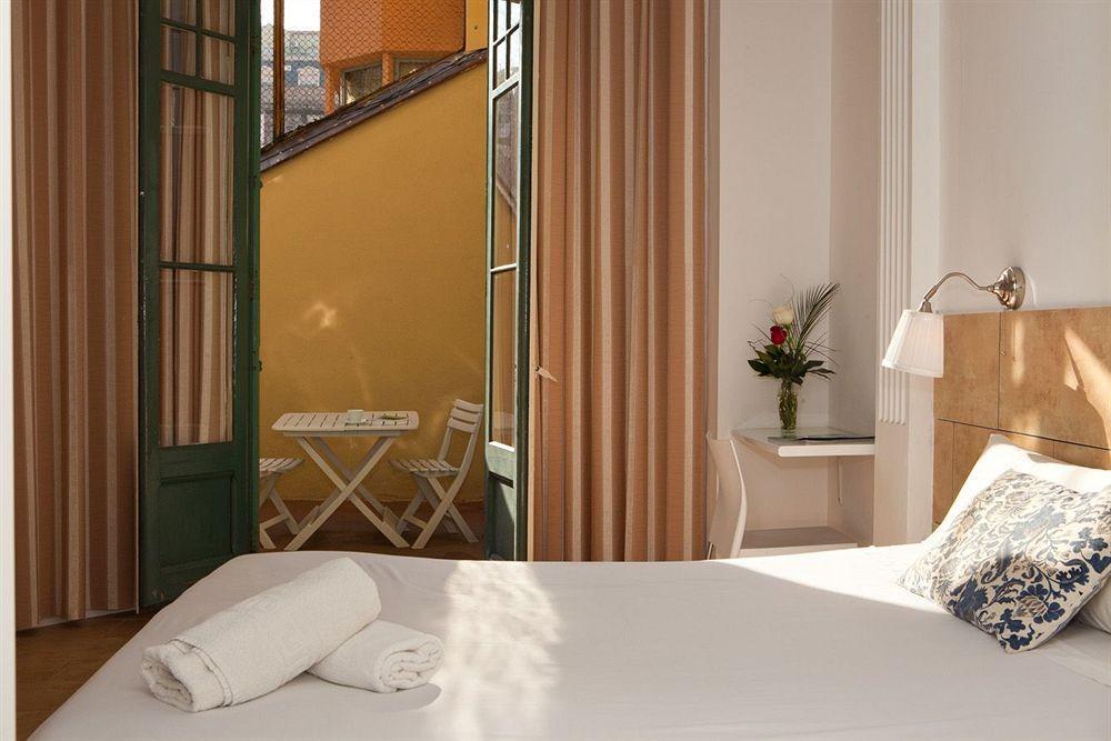 Hostal Martinval Barcelona Exterior photo