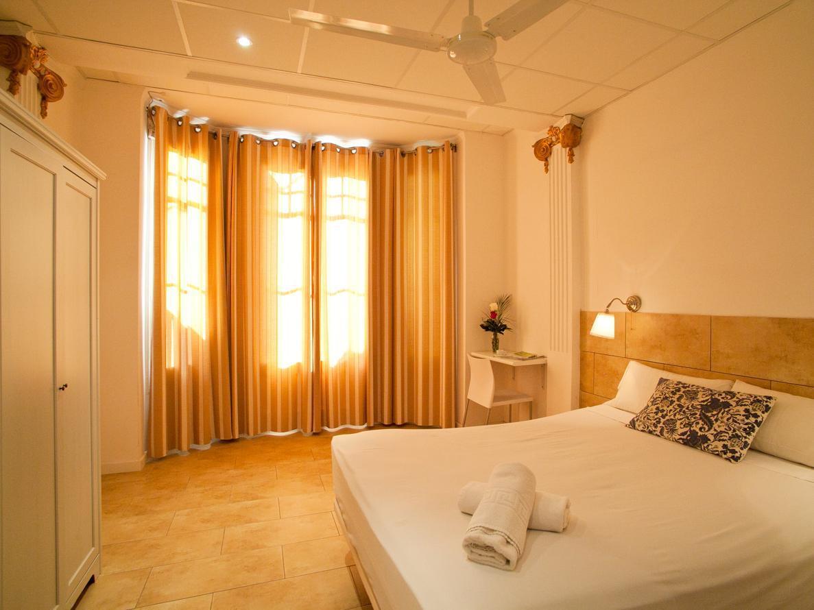 Hostal Martinval Barcelona Exterior photo