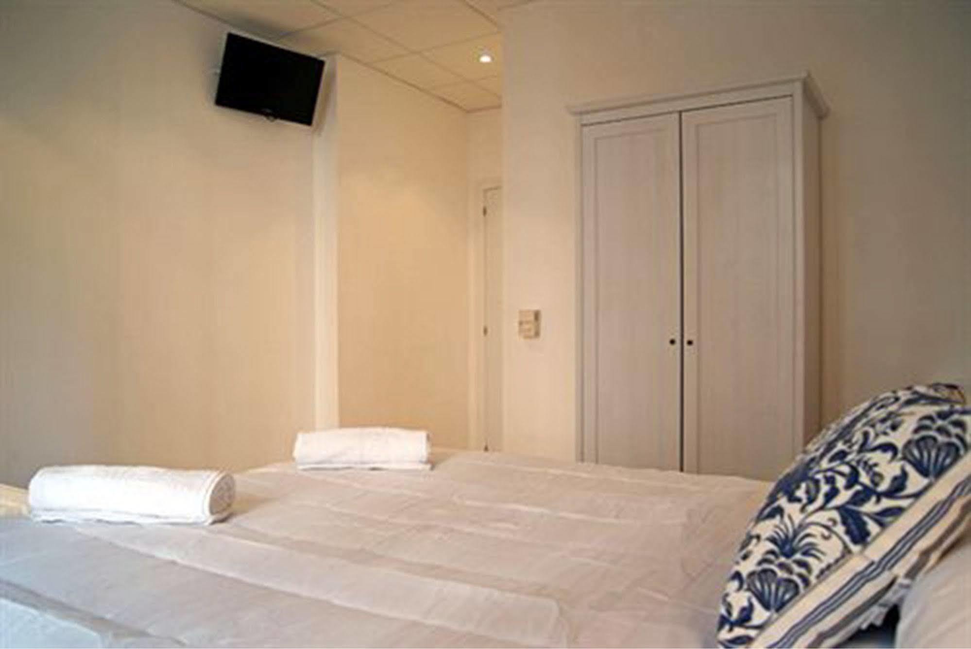 Hostal Martinval Barcelona Exterior photo