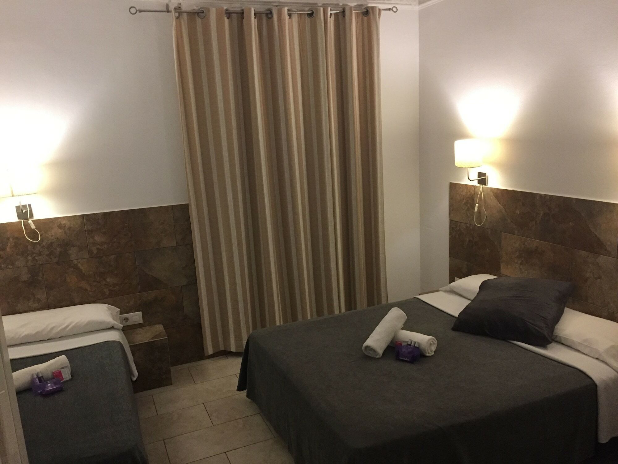 Hostal Martinval Barcelona Exterior photo